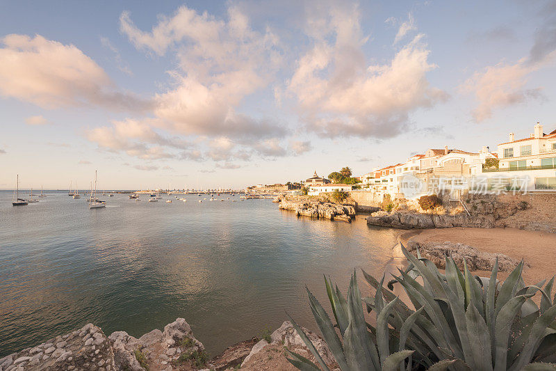 Cascais海湾和Praia da Rainha在金色的晨光中